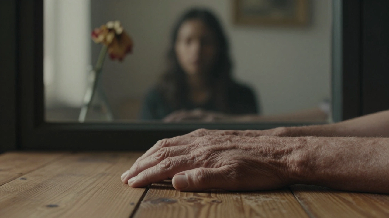 Старые руки на столе, отражение человека в окне — тихая, невидимая усталость.